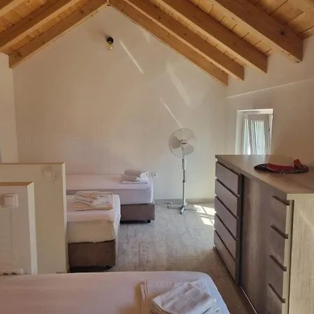 Kamena Kuca Kornati - Vrulje (Kornati)