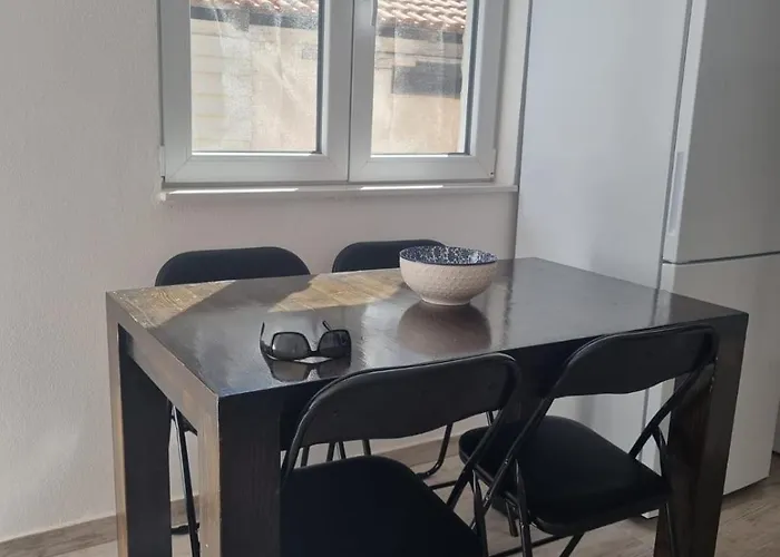 Kamena Kuca Kornati - *