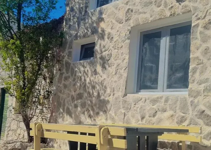 Kamena Kuca Kornati - *